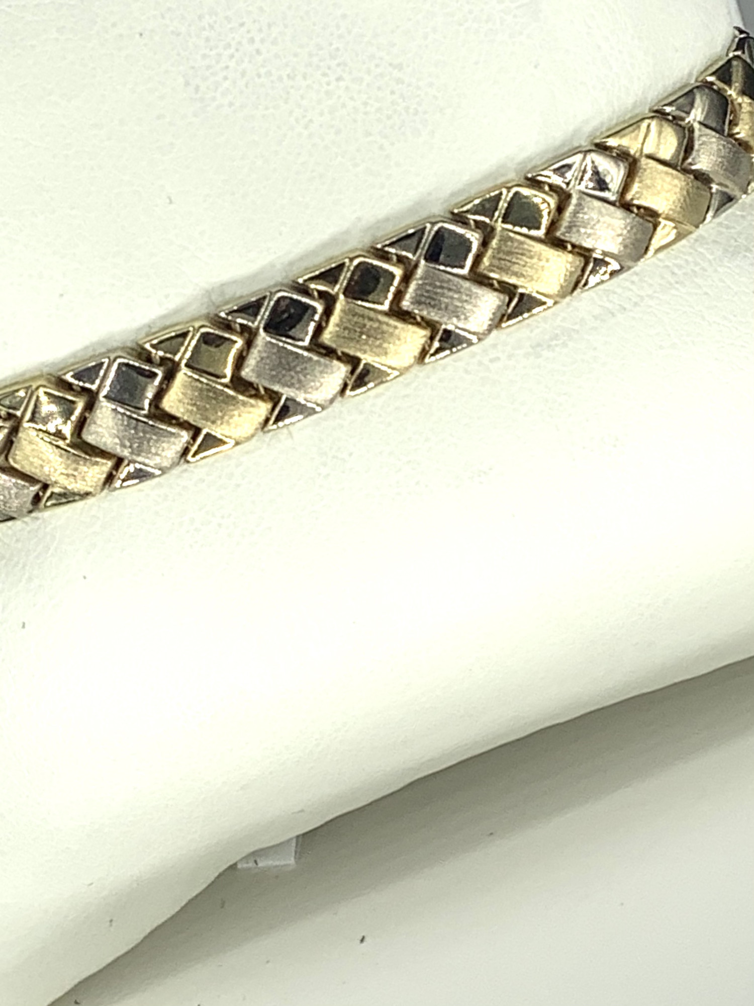 7\" Two Tone White and Yellow Gold
Satin and Polished Link Bracelet
Hidden Clasp with Sagety
Aurafin