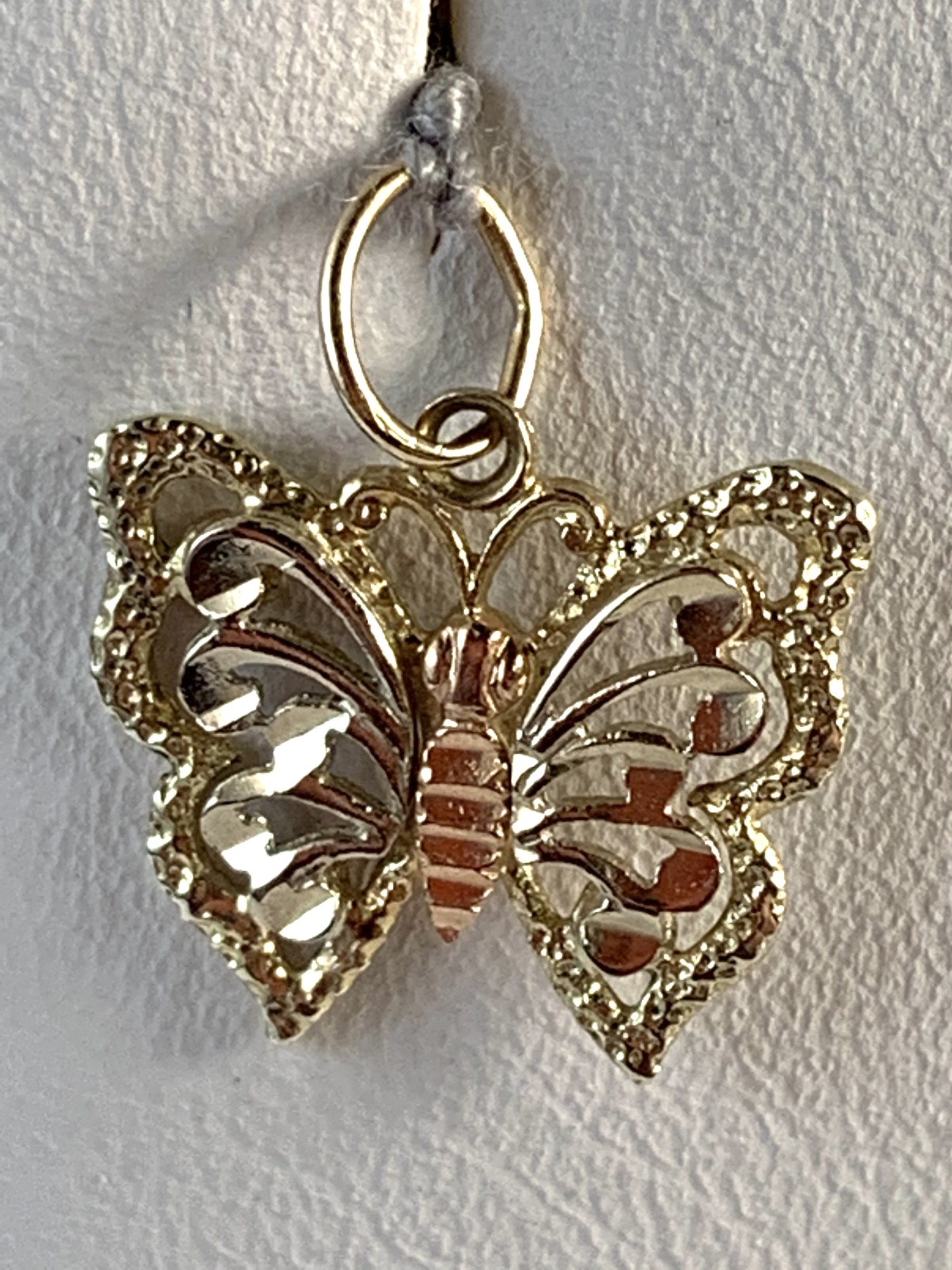 Butterfly Charm
Tri Color 14 Karat Gold
Diamond Cut