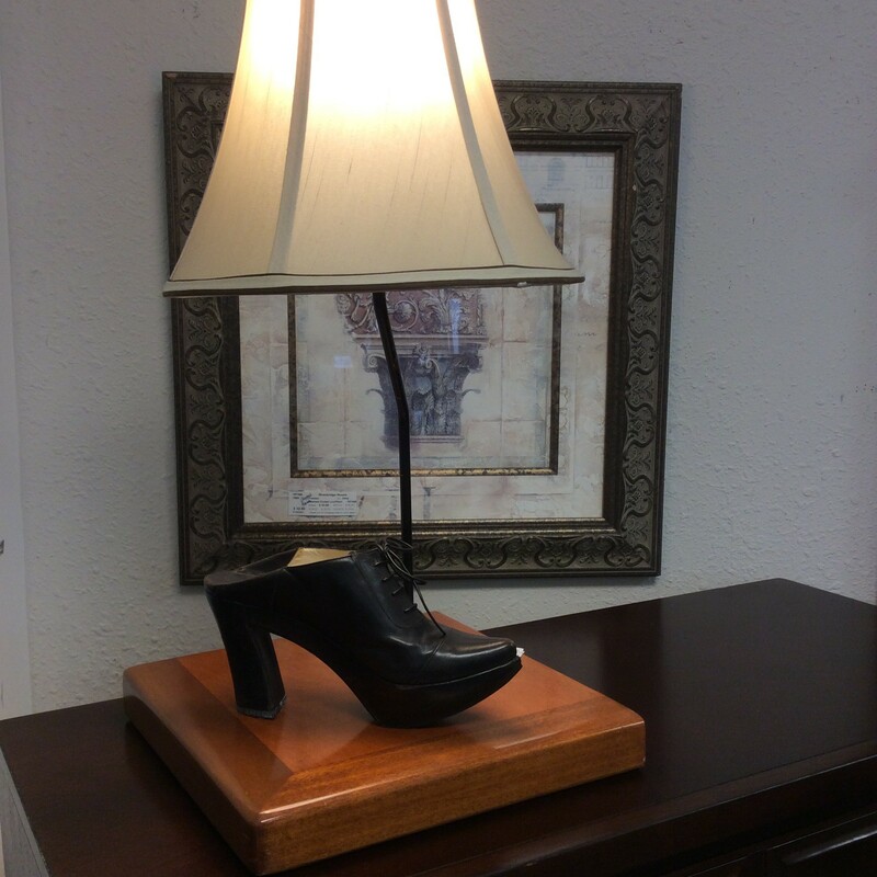 Cool! Gloria Estefan's shoe, signed by her. Man, she had a tiny foot! Now it's an entirely functional piece of collectable art - a lamp and also signed by Kemmit Eisenhut who designed and made the lamp.  Come on in and take a look....