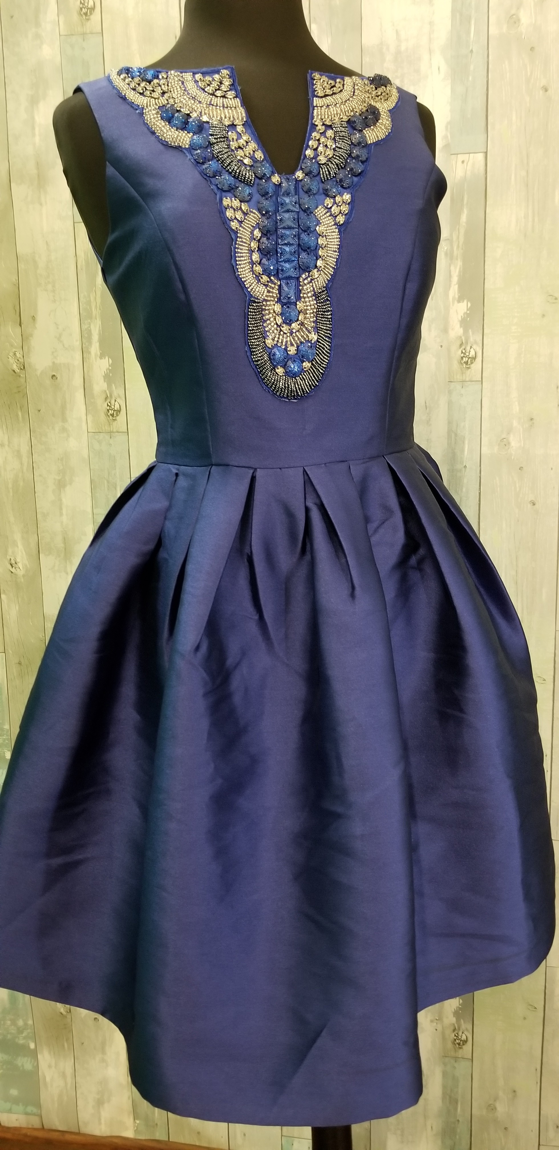 NWT Minuet Beaded Dress
Side pockets and just fun! Fully lined with back zipper.
Purplish-blue color
Size: Medium