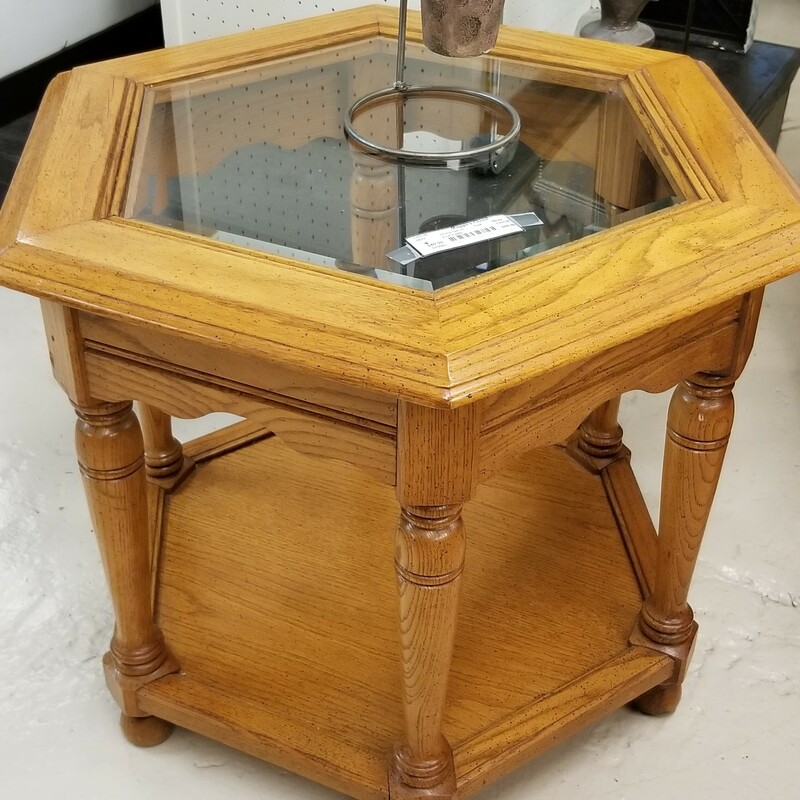 Octagon End Table with glass top
Oak
Size: None
* See items: 133131, 133132, 133129