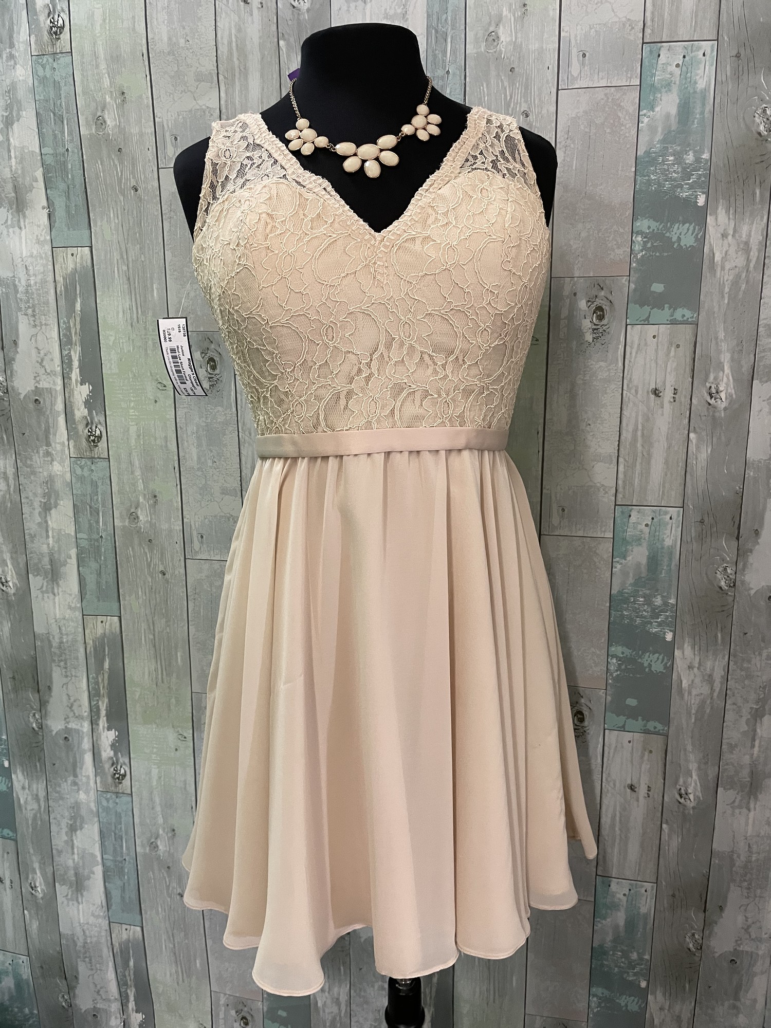 Mori Lee Short Formal,
Lace top, back zip closure
 Champage
Size: 12