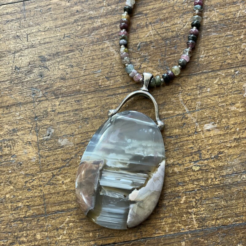 Tourmaline & Mexican Agate Neckace
Hand crafted with sterling silver clasp and stone anchor.
BEAUTIFUL!
Gray, pink, browns
Size: 13 Inches