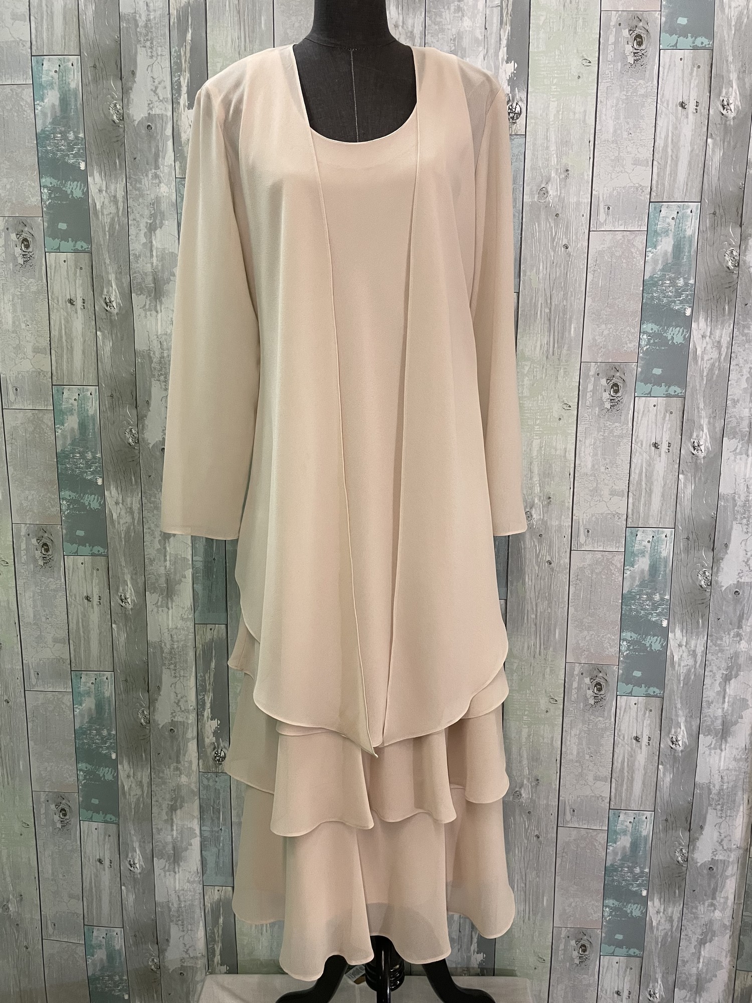 JC Collections 2 Pc Formal
Sheer 100% polyester dress with long flowy jacket
Ruffle at the hemline, 3/4 length
Tan
Size: Medium