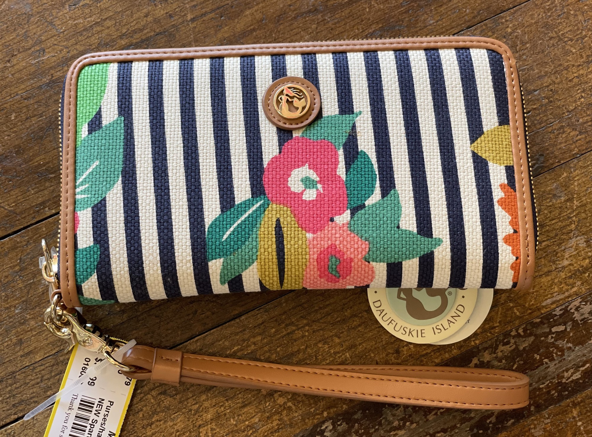 NEW Spartina Shelter Cove,
Navy, white, pink, green, mustard
Size: 8 wide x 4.5 high
Natural linen and genuine leather
RETAIL PRICE: $62.00