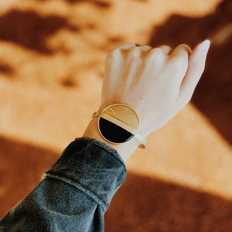 Such a cute, adjustable bracelet in black and gold!