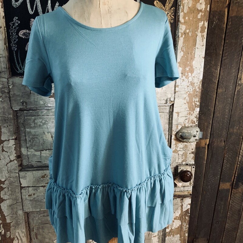 Mint Ruffle Bottom Top Size Medium. These pair so cute with Jeans, and even leggings if you size up. This top is perfect for a casual day on the town, or paired with some jewelry for date night! This Item is Short Sleeve. Made of 57% polyester, 38% Rayon, and 5% spandex.