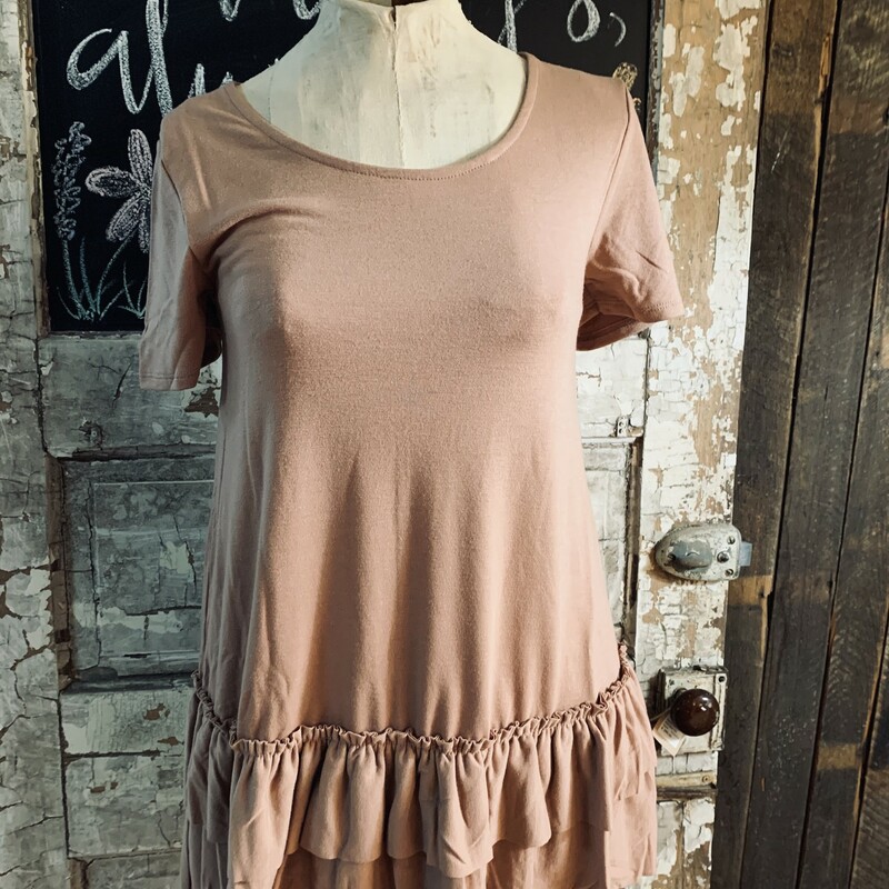 Egg Shell Ruffle Bottom Top Size Large. These pair so cute with Jeans, and even leggings if you size up. This top is perfect for a casual day on the town, or paired with some jewelry for date night! This Item is Short Sleeve. Made of 57% polyester, 38% Rayon, and 5% spandex.
