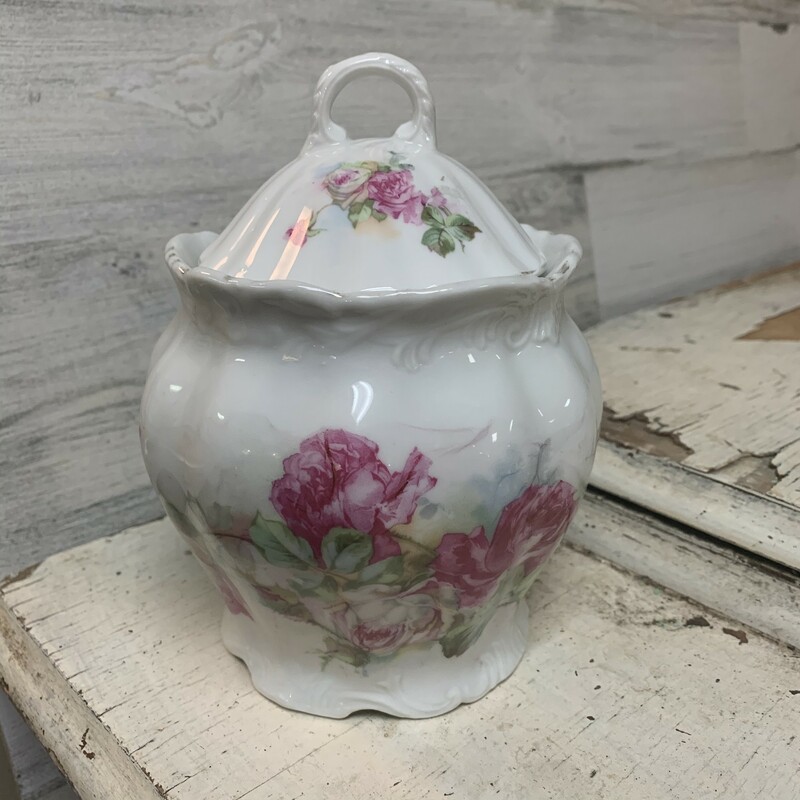 Beautiful vintage moss rose print sugar bowl and lid. Gold trimmimg is almost faded away but overall bowl is in good vintage condition. It can be used for sugar, decoration or simply for hiding smaller treats.
Measures aprox., 7'' tall, 5'' at its widest, 3 1/4'' opening and 4'' base