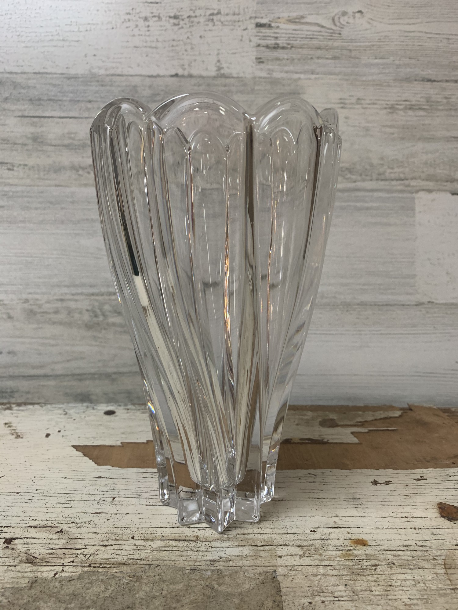 This beautiful crystal vase is made in Germany. Measures 8'' tall, 4 1/4'' top diameter, 2 1/2 base diameter.
No chips, no cracks, in very good pre-loved condition.
Please make sure to look at all the pictures.
Thank you.