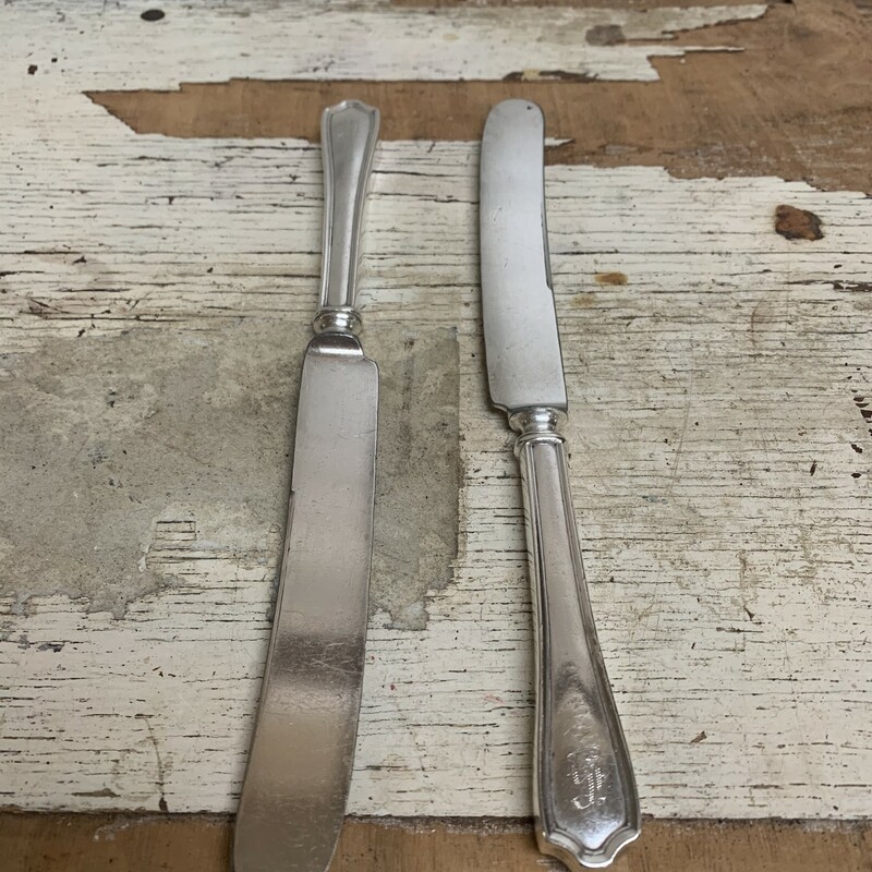 Vintage Alvin Sterling Handle dinner knives. Set of two. Have some scratches and spots.  Have initials ''G'' I believe. Please make sure to look at all the pictures for a closer visual and item condition.
Measures approx 9'' long, handle measures approx 3 3/4'' x 3/8''
Please note that this item is vintage and you will experience vintage wear which includes scratches, dints, spots from a previous wear.
Thank you.