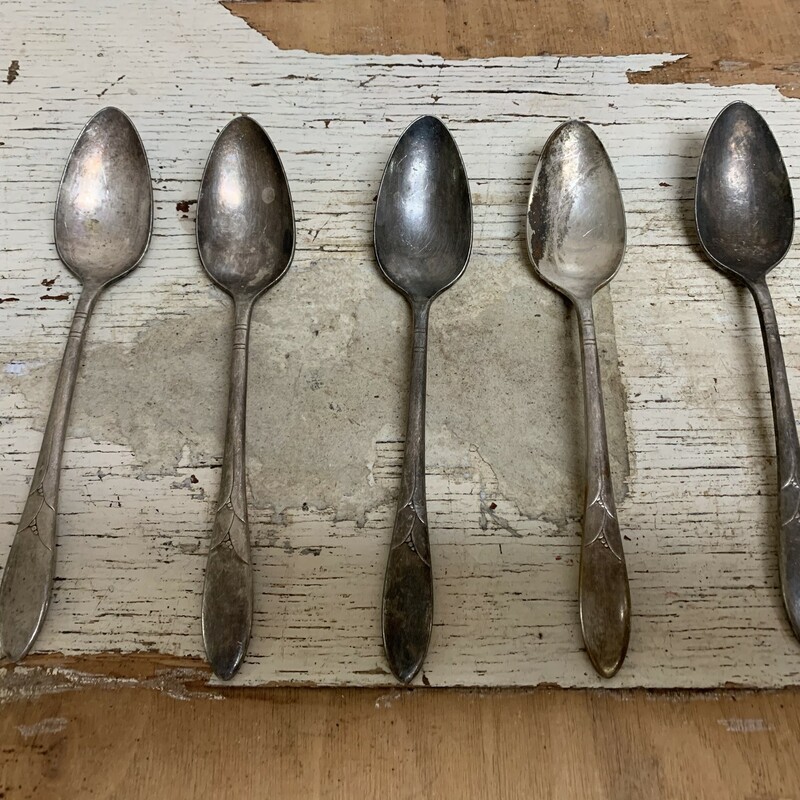 Awesome set of 5 Community Plate teaspoons.
Needs some cleaning. Measures approx. 6'' long.
Thank you.