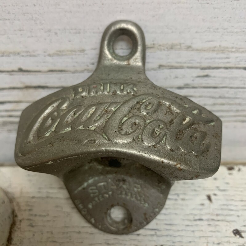 In a good vintage condition. Made in U. S. A.
Perfect addition to your farmhouse, cottage, country style home!
Please make sure to look at all the pictures for a closer visual.
Measures approx. 4'' x 3'' x 1''
Thank you.