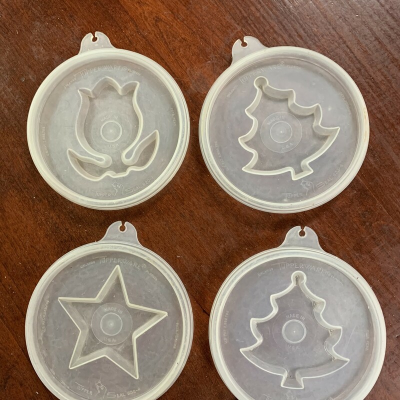 In a good and working vintage condition.
Set of 4:
1- Star
1- Tulip flower
2- Christmas Trees
Please make sure to look at all the pictures for a closer visual.
Measures approx. 4'' diameter.
Thank you.