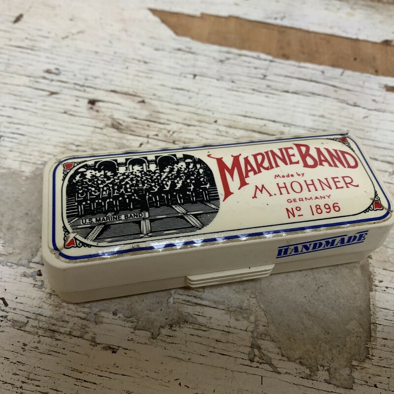 Overall in a good vintage condition. Have some light scratches and some fading of shine on one of the side.
Please make sure to look at all the pictures for a closer visual.
Measures approx. harmonica (G key) 4'' long, 1'' wide, 1/2'' tall.
Needs some light cleaning.
Box measures approx, 4 1/2'' x 1 3/4'' x 1 1/4'', box black plastic inline is coming out. Some glue will fix it!
Thank you.