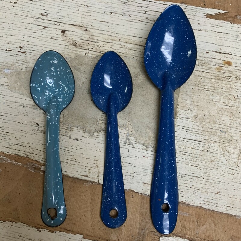 Overall in a fabulous vintage condition. Have some visible wear/scratches. Please make sure to look at all the pictures for a closer visual, blue and light blue teaspoons measures approx. 6'' long and tablespoon measures 8'' long.
Thank you.