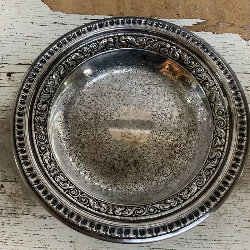 This bowl is in pretty good shape. An intricate pattern extends across the entire inside of the dish. Two heavier bands, with two different design patterns go around the circumfirence and edge.
Needs some more cleaning, have some light scratches. Please make sure to look at all the pictures for a closer visual.
Measures approx. 1 1/2'' deep, 6 1/4'' top and 3 3/4'' bottom diameter.
Thank you.