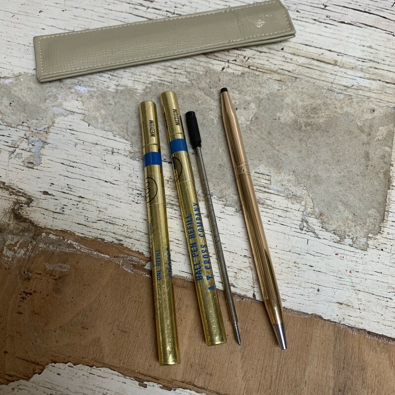 Vintage 1/20 14k yellow gold plated pen. Comes with original cowhide pen purse made by Cross.
Have two refill inks in blue and one in black. Black ink doesn't have a cover. I don't know how much ink is in each container, but they all write.
Pen measures approx. 5 1/4'' long, 1/4'' diameter.
Pen purse measures approx. 5 1/2'' x 1 1/4''.
Overall in a good vintage condition. Have a light vintage wear. Please make sure to look at all the pictures for a closer visual.
Please note that this item is vintage and you will experience vintage wear. You will receive item as shown in the pictures.
Thank you.