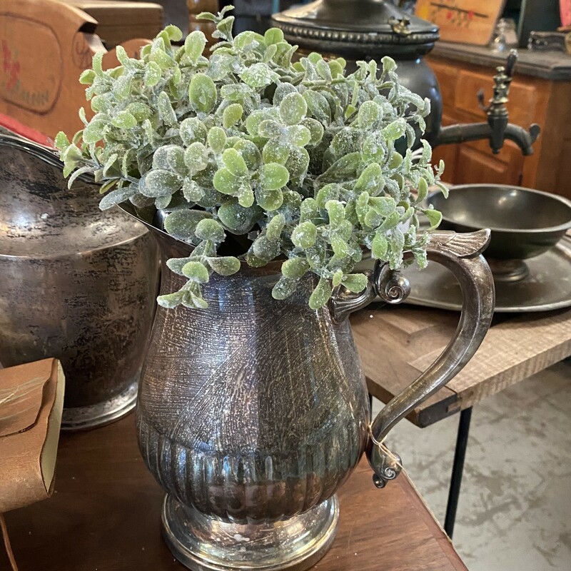 How beautiful are these icy eucalyptus half spheres? The icy look on these leaves makes this floral stand out no matter where you place it, whether it be on a candle holder, in a vase, or simply on its own!