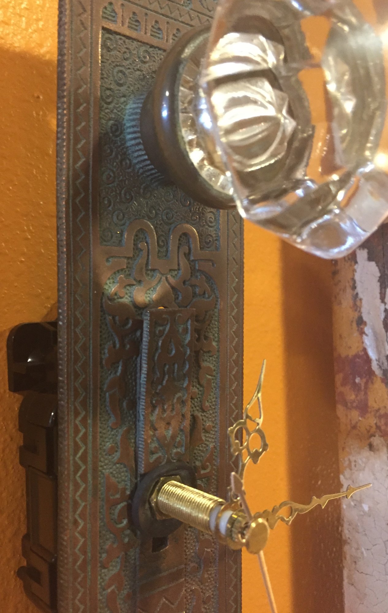 VINTAGE INTRICATE BRASS CLOCK WITH PENDULUM.
AWESOME FOR ANY ECLECTIC ROOM!

H: 8.5 INCHES    W: 2.5 INCHES

INSTORE PICK-UP OR SHIPPING
