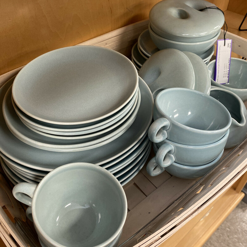 Russell Wright Iroquoise, Blue, Size: 31 Pieces:
7 Dinnerplates 10
2 Lunch Plates 7
4 Dessert Plates 6
5 Saucers
7 Cups
Cream & Sugar
2 Covered Soup Bowls & 1 Extra Lid
