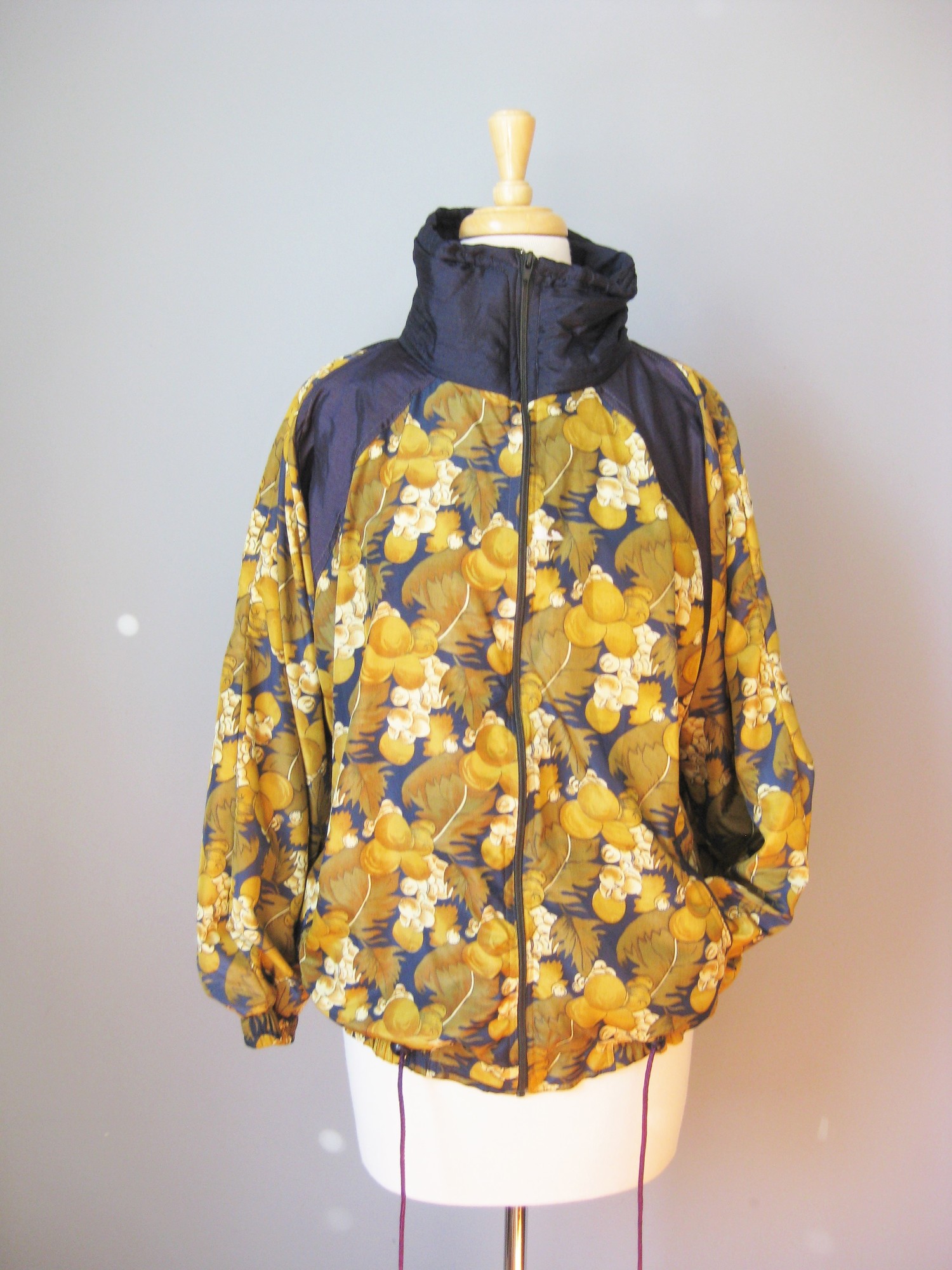 Navy Blue & gold fall floral print bomber jacket from the 1980s by Great Gear Clothing Co.
High funnel neck
elasticized waist and cuffs
Shell is 100% nylon
Fully lined in poly cotton blend
Shoulder pads
zipper Pockets
Drawstring hip
made in Pakistan
Markeed size small but should fit almost anyone!
flat measurements:
armpit to armpit: 24in
length: 26in
shoulder to shoulder: 17in
thanks for looking!
#14550