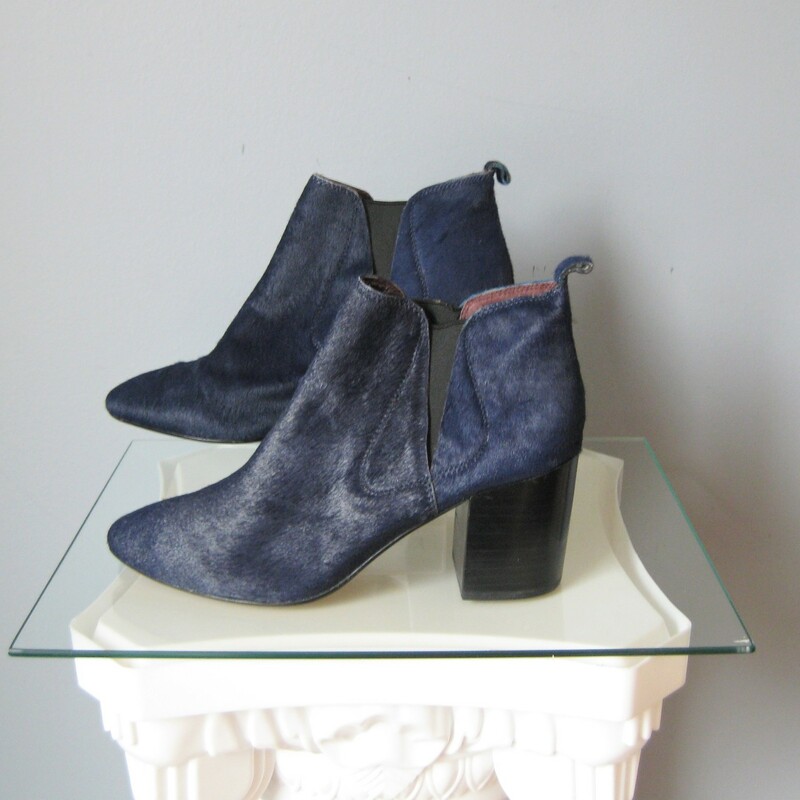 Gorgeous, super cool yet understated brand new ankle boots by cool girl brand
Report
They're dark blue
Size 7.5
3in heel

thanks for looking!
#35116