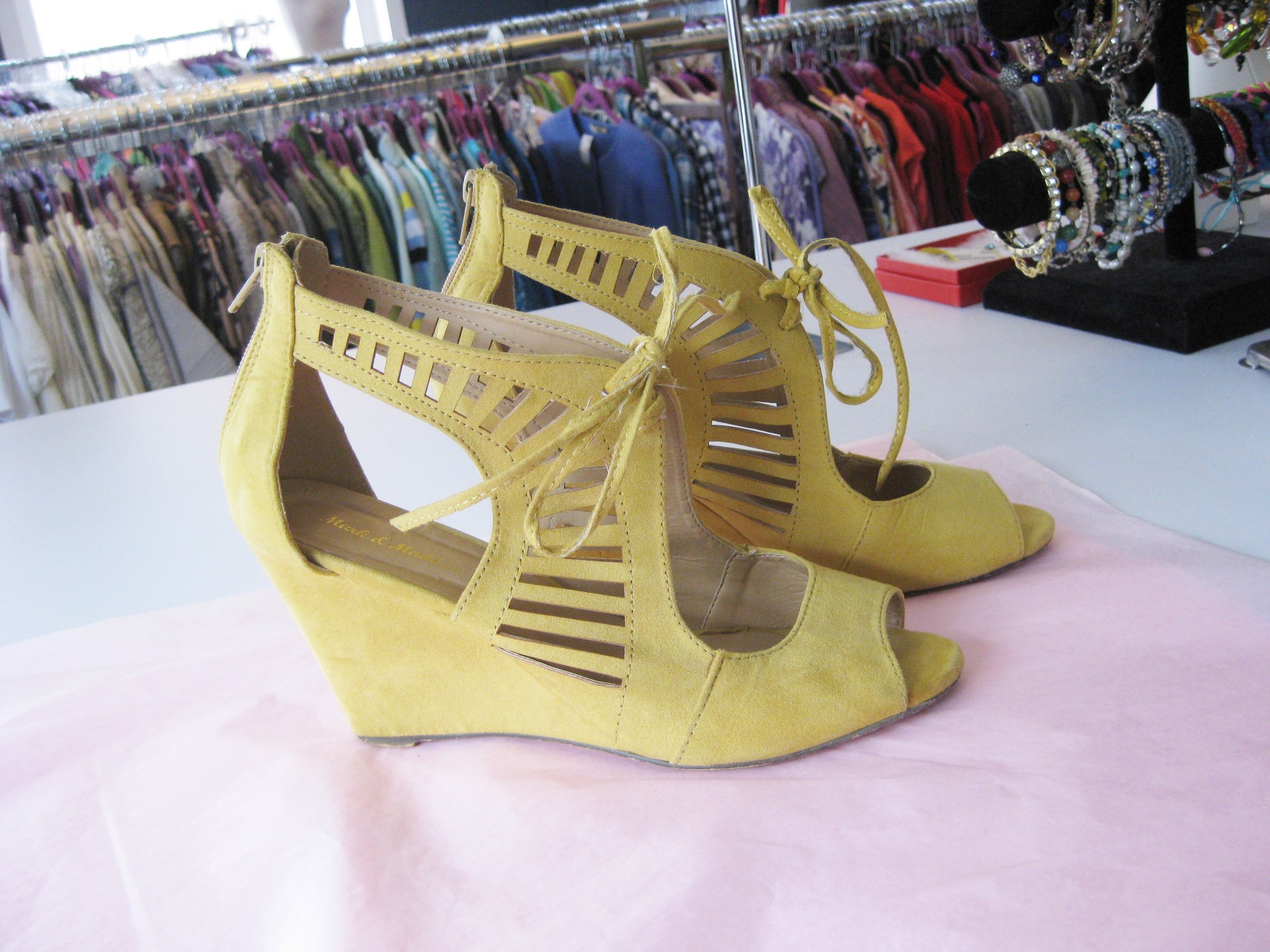 These are so cute and a great color.
Mark & Maddox Faux Suede wedge with cutouts and laces across the top
in a soft marigold yellow
Zippers in the back.
size 8.5
relatively comfortable wedge heel measures 3.5in
used but excellent condition

thanks for looking
#36331