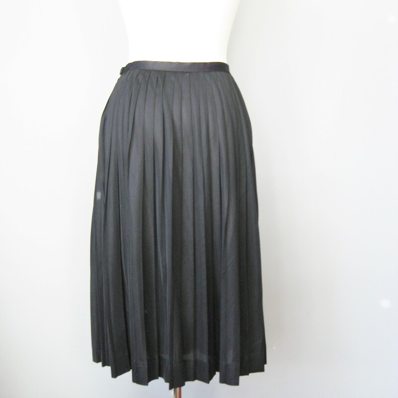 Super simple pleated skirt by Sacony
I am calling it 60s because of the vinyl zipper and the look of the label but other garments that I've handled from this brand are all earlier
It doesn't have any fabric labels but it feels like nylon
It's got a defined waistband, zipper closure and it's pleated all the way around
Very sheer, so you will need a sliip or bike shorts underneatch
Excellent condition!
The hem is turned up 2in so if you need to lengthen it you can get another 1.5in.
Here are the flat measurements, please double where appropriate:
Waist: 13.5in
Hip: free
Length: 27in

Thanks for looking!
#38020