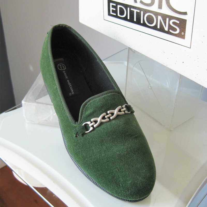 Vtg Basic Edition Loafers, Green, Size: 7.5
New in box green faux suede loafers by Basic Editions
Nice matte dark silver decorative details across the upper
simple and classic
 size 7.5

Thanks for looking!
#40988