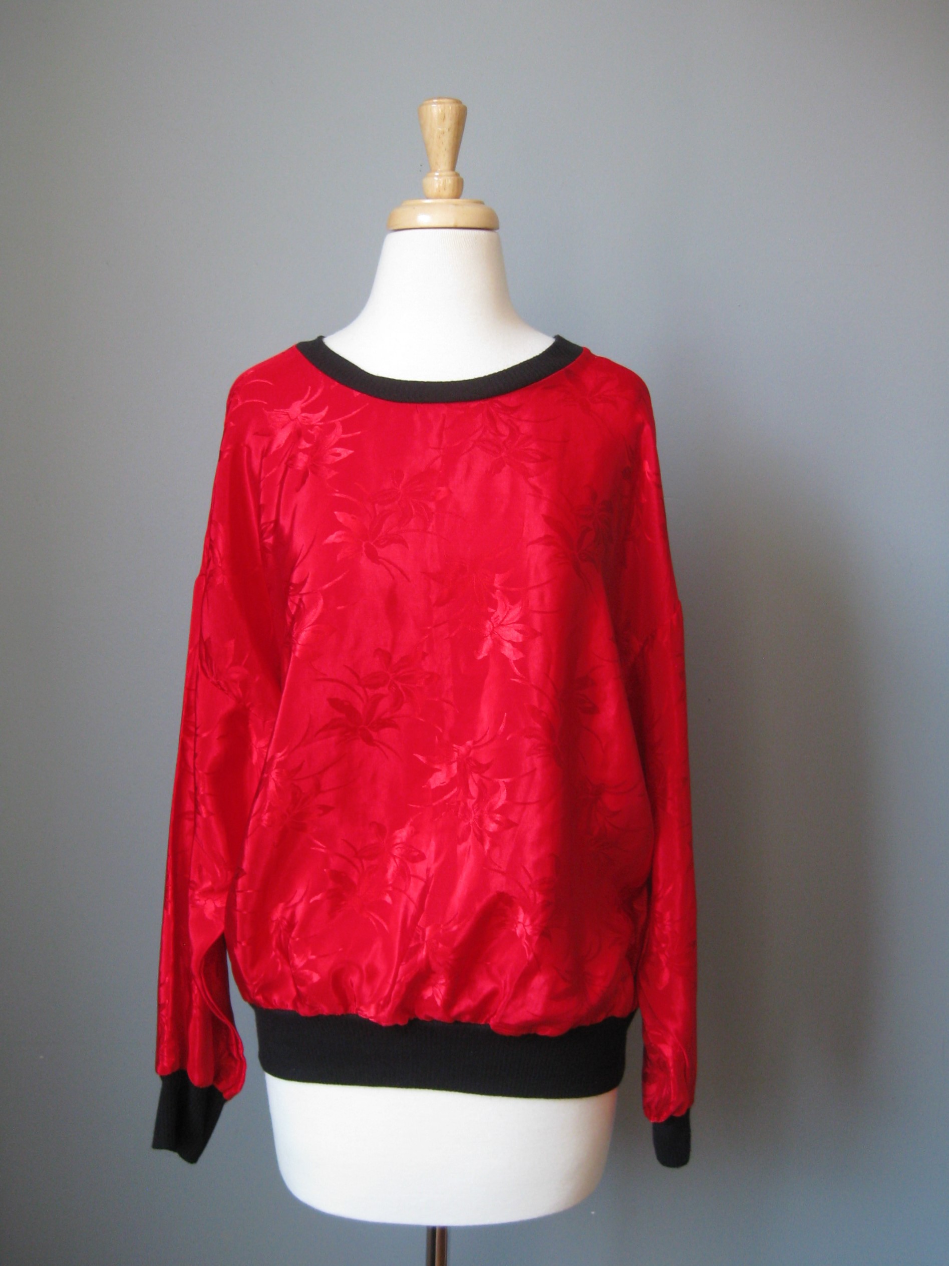 Bright red shirt from the 1980s in satin jacquard

Black contrast trim at neck and sleeve ends

Made in the USA by the brand Claudia
Marked size large
flat measurements:
armpit to armpit: 24in
length: 24 3/4in

excellent condition, no flaws

thanks for looking!