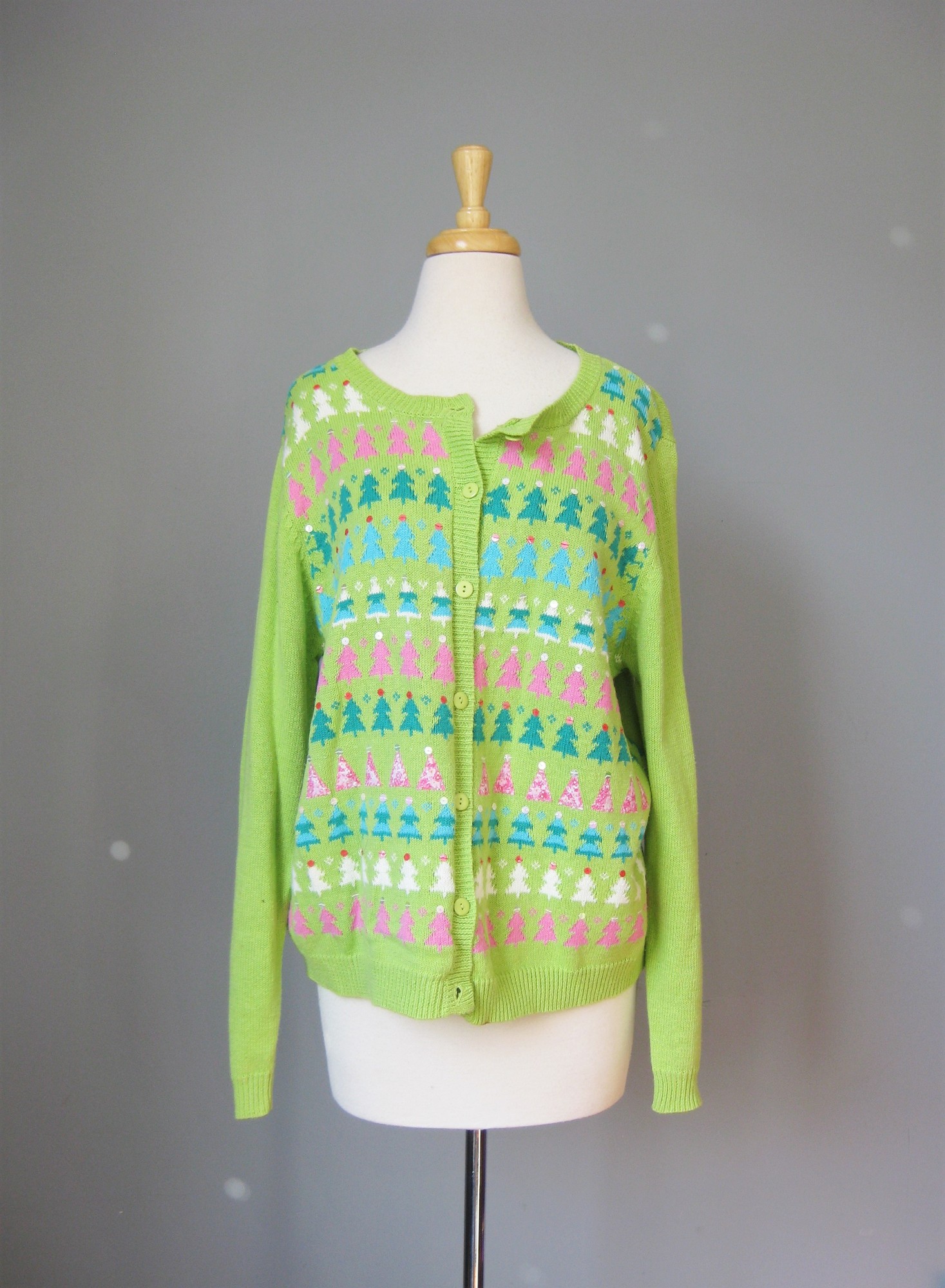 Tiara Intrnatl Christmas, Green, Size: XL
Christmas Cardigan with a twist in a happy light green color.
Embroidered and sequined with pastel Christmas Trees Tiara International
Size XL 55% ramie
45% cotton
Plastic buttons
Flat measurements:
armpit to armpit: 22.5in
length: 25in
Almost perfect condition with teeny spots of rust or something on one sleeve and a spot at the edge of the hem in front as shown.

Thanks for looking1
#7538