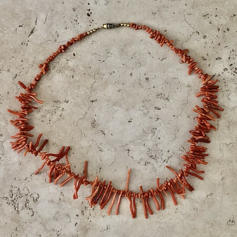 Stunning color on this vintage c.1960s Spiny Coral Necklace. Measures 20in end to end.