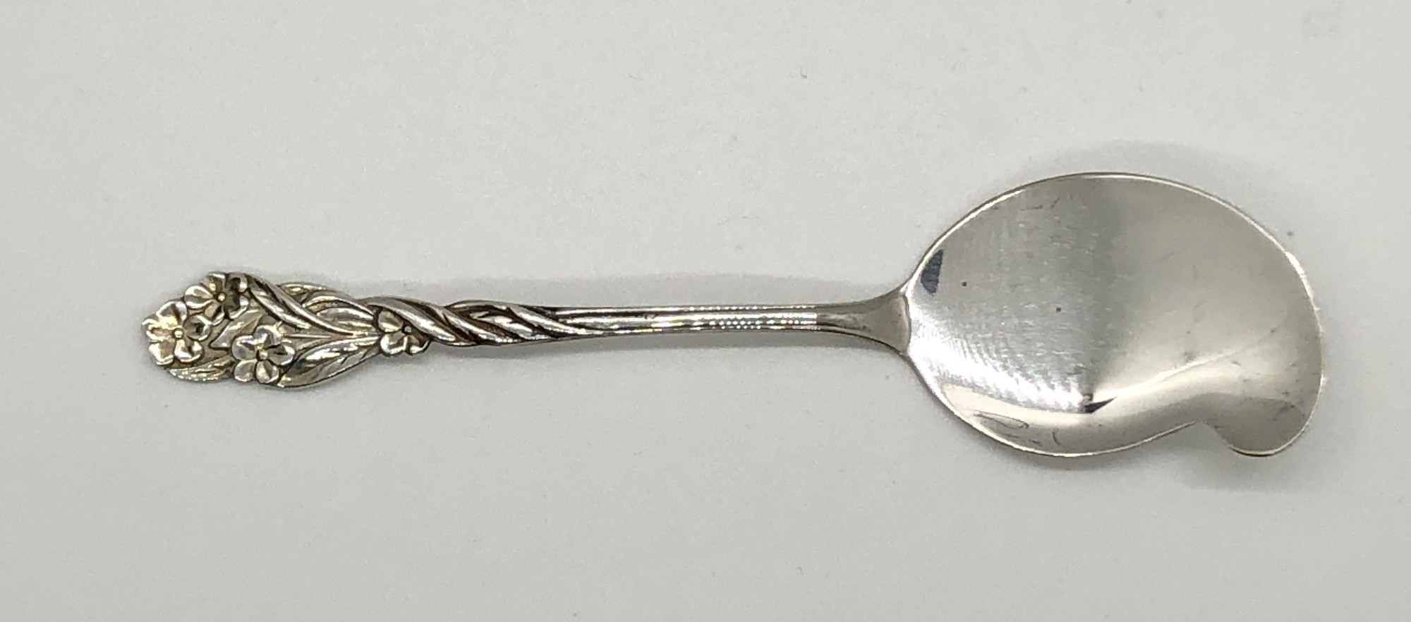 For that friend who has everything, but they don't have an antique sterling silver Jelly Server c.1920s!
4 1/2in
Will ship priority mail.