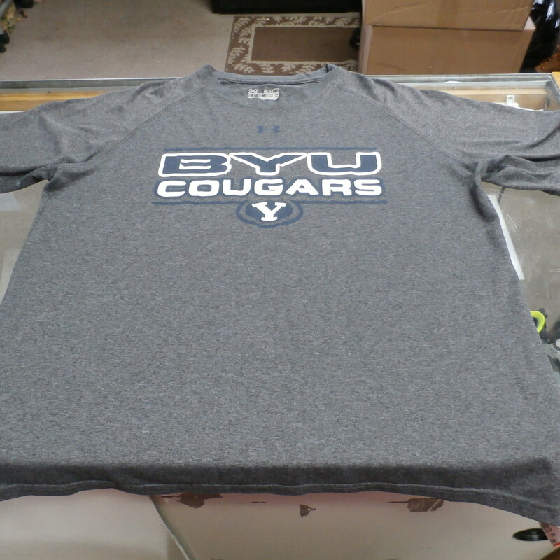 BYU Cougars Under armour Adult Loose Fit Shirt Size Medium Gray Polyester #14027
Rating: (see below) 3 - Good Condition
Team: BYU Cougars
Player: n/a
Brand: Under armour
Size: Medium - Adult (Measured: Across chest 21\", length 27\")
Measured: Armpit to armpit; shoulder to hem
Color: Gray
Style: short sleeve; screen pressed
Material: 100% Polyester
Condition: 3 - Good Condition - material looks and feels good; few cracks in the logo; fuzzy
Item #: 14027
Shipping: FREE