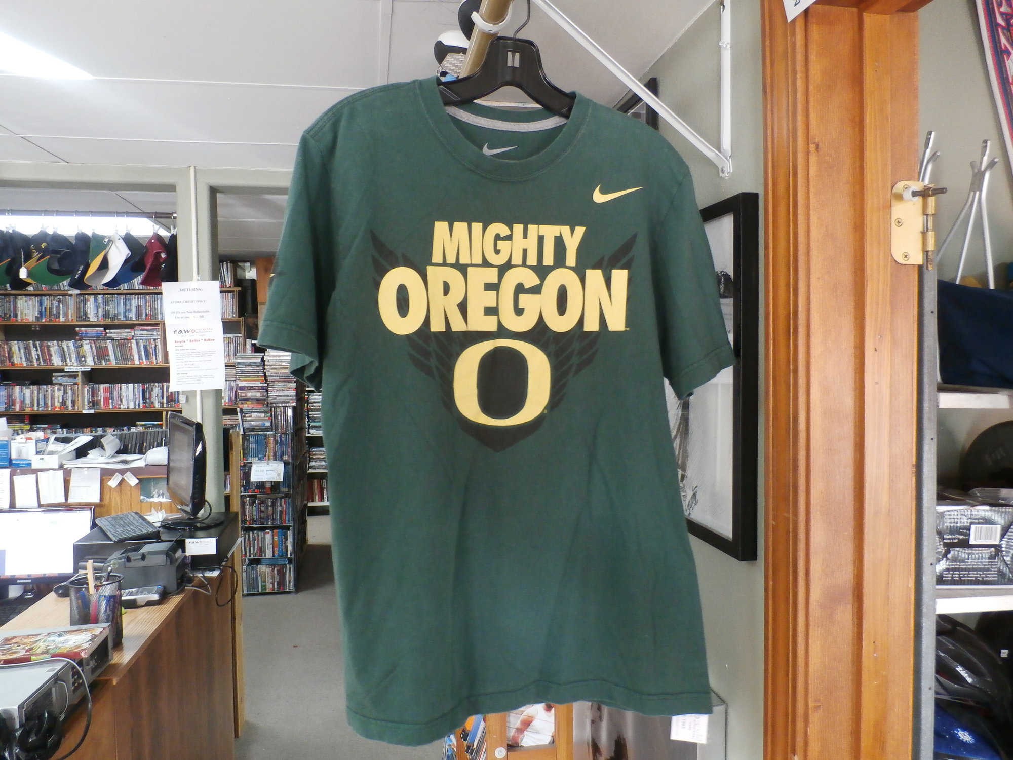 Green Oregon Mighty Ducks Short Sleeve Nike T-shirt # 17014
Rating: (see below)- 3- Good condition
Team: Oregon Mighty Ducks
Player: n/a
Brand: Nike
Size: Medium- Men's(Measured Flat: Across chest 19.5\"; Length 26.5\")
Measured flat: under arm to under arm; top of shoulder to the hem
Color:  Green
Material: - 100% Cotton
Style: Short Sleeve
Condition: -   3- Good condition,Good condition: wrinkled; material looks and feels great; some pilling; some loose threads along bottom of shirt; No rips or holes;(SEE PHOTOS).
Shipping: $3.37
Item # 17014