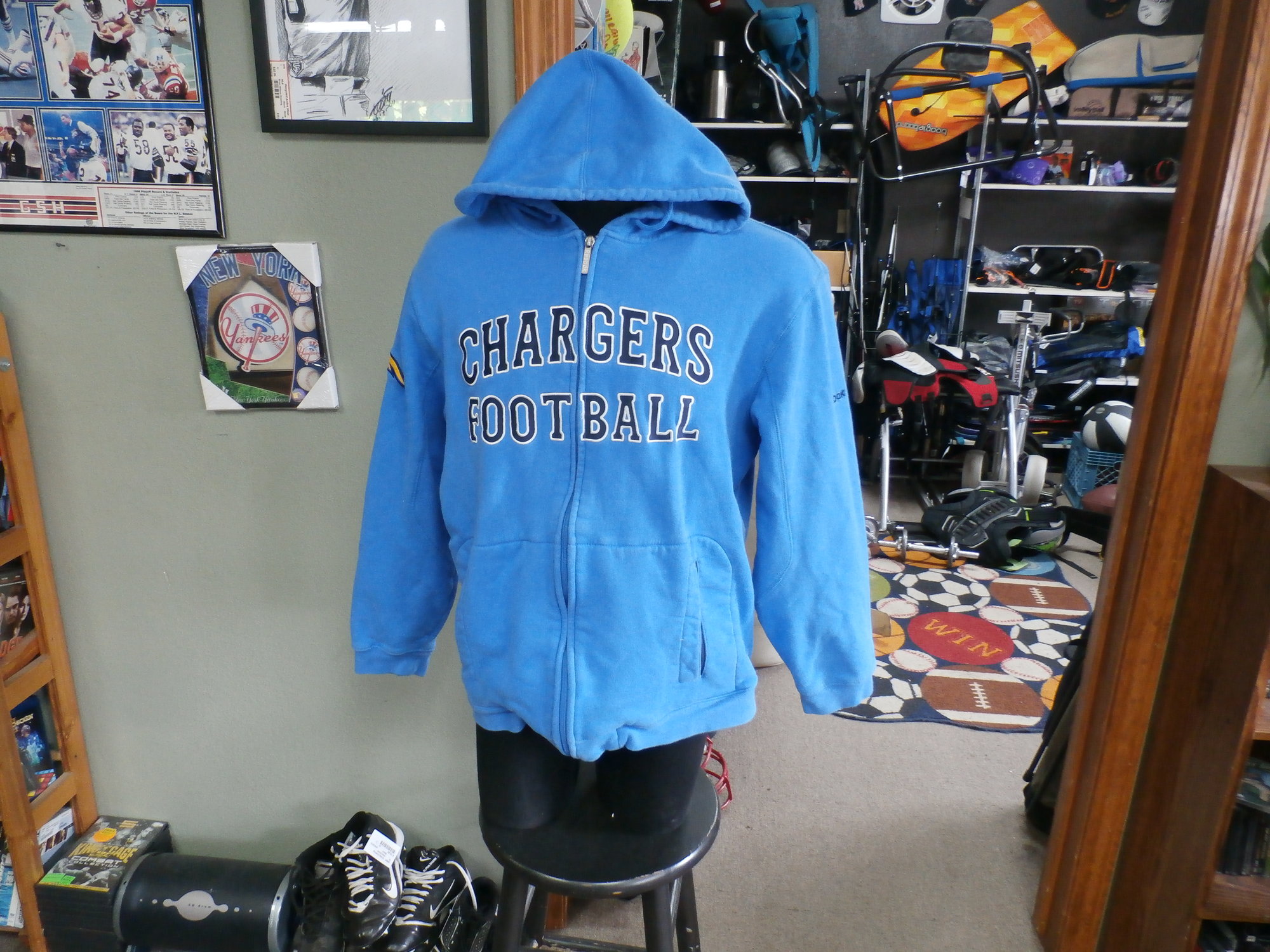 San Diego Chargers Hoodie Blue size Small #22283
Our Clothes Rating: 3- Good Condition
Brand: Reebok
size: Men's Small (Chest: 22\" Length: 25\")
color: Powder Blue
Style: zip up hoodie; embroidered logos
Condition: 3- Good- slightly worn and faded; light pilling and fuzz; noticeable light pilling across the lower front; sleeve ends are worn from use; material is slightly stretched out at the bottom;
Shipping: FREE
Item #: 22283