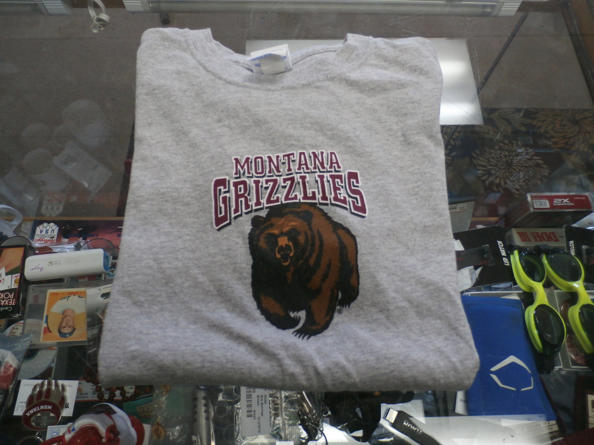 Montana Grizzlies YOUTH t shirt gray size medium Gildan cotton blend #24773
Rating: (see below) 3 - Good Condition
Team: Montana Grizzlies
Event: Logo Shirt
Brand: Gildan
Size: YOUTH- Medium  -  (measures: chest: 16\"; length: 22\")
Color: Gray
Style: short sleeve; screen pressed
Material: 90% Cotton 10% polyester;
Condition:  3 - Good Condition;  wrinkled; very minimal wearing;
Item #: 24773
Shipping: FREE