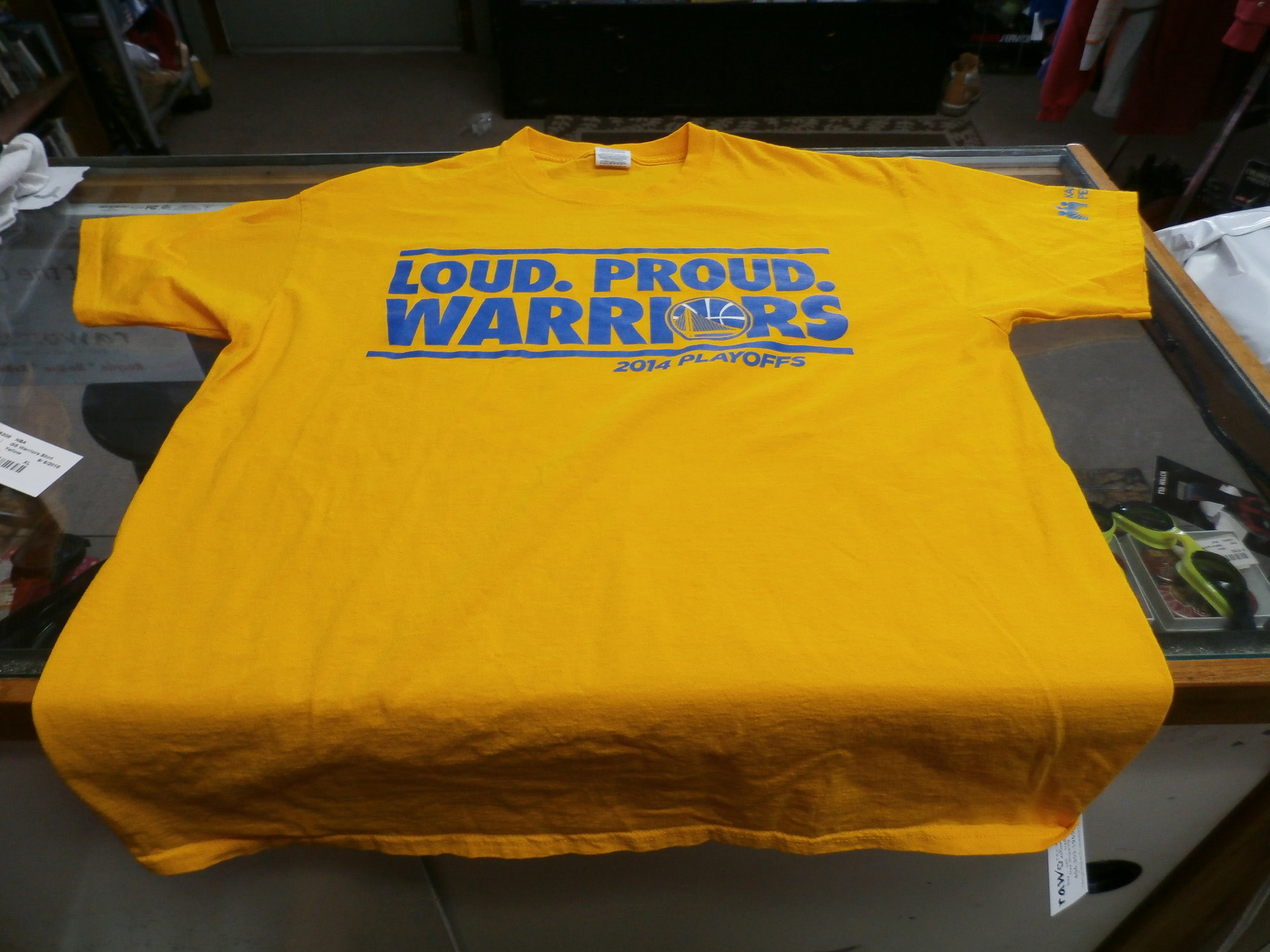 Golden State Warriors \"Loud Proud\" Shirt Yellow Jerzees size XL 100 cotton #25309
Rating: (see below) 3- Good Condition
Team: Golden State Warriors
Event: Playoffs
Brand: Jerzees
Size: Men's- XL (Measured: Across chest 22\", length 29\")
Measured: Armpit to armpit; shoulder to hem
Color: Yellow
Style: short sleeve; screen pressed
Material: 100% Cotton
Condition: -3 Good Condition - wrinkled, minor pilling and fuzz; slight fading; stretched out from use; feels a little course; discolored slightly; bottom is curled up
Item #: 25309
Shipping: FREE