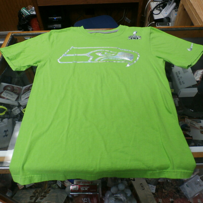 Seattle Seahawks Super Bowl XLIX Nike Adult Shirt Size Small Green Cotton #25828
Rating: (see below) 3 -  Good Condition
Team: Seattle Seahawks
Event: Super Bowl XLIX
Brand: Nike
Size: Adult - Small(Measured Flat: Across Chest: 18\"; Length 25\")
Measured Flat: armpit to armpit; top of shoulder to bottom hem.
Color: Green
Style: short sleeve screen pressed shirt
Material: 100% Cotton
Condition: 3 - Good Condition - wrinkled; pilling and fuzz; feels coarse; logo has some cracks; normal signs of use; no stains rips of holes
Item #: 25828
Shipping: FREE