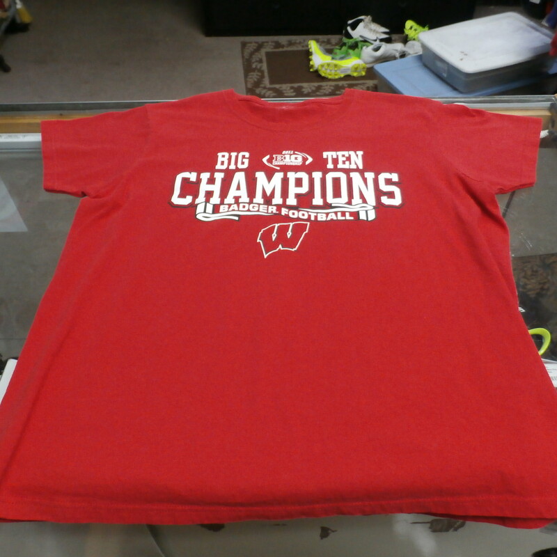 Wisconsin Badgers Adult Short Sleeve Shirt MISSING TAG Red #25877
Rating: (see below) 3 - Good Condition
Team: Wisconsin Badgers
Player: N/A
Brand: Missing Tag
Size: Missing tag - Adult(Measured Flat: Across chest 21\", length 25\")
Measured flat: armpit to armpit; top of shoulder to the hem
Color: Red
Style: Short sleeve shirt; screen pressed shirt
Material: Missing Tag
Condition: 3 - Good Condition - wrinkled; Missing tag; pilling and fuzz; feels coarse; logo looks great; normal signs of use; no stains rips or holes
Item #: 25877
Shipping: FREE