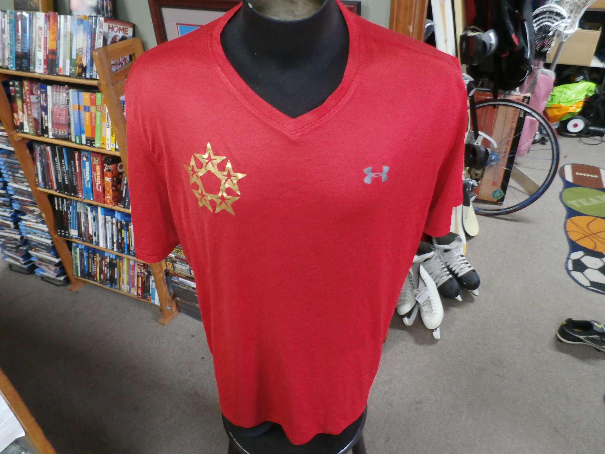 Florida Generals Under Armour red shirt size 2XL 100% polyester #26993
Rating: (see below) 4- Fair Condition
Team: Florida Generals
Player: Frank Hughes
Brand: Under Armour
Size: Men's XXLarge- (Measured Flat: chest 26\", length 30\")
Color: red
Style: short sleeve; screen printed
Material: 100% polyester
Condition: 4- Fair Condition: material stretched from use and washing; large square of faded material on front (see photos)
Item #: 26993
Shipping: FREE