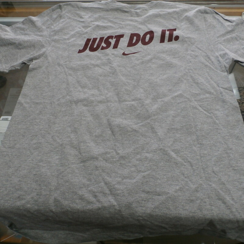 Tubby Smith basketball camp Nike Shirts size small gray cotton blend #27107
Rating: (see below) 3 - Good Condition
Team: N/A
Player: N/A
Brand: Nike
Size: Small- Men's (Measured Flat: Across chest 18\"; Length 28\") approx
Measured Laying Flat: armpit to armpit; top of shoulder to bottom hem
Color: Gray
Style: t-shirts; screen pressed
Material: 80% Cotton 20% polyester
Condition: 3 - Good Condition: material looks and feels good; light to mild pilling; these were left over from the camp staff
Item #: 27107, 27109, 27113, 27112, 27110, 27111, 27108
Shipping: FREE