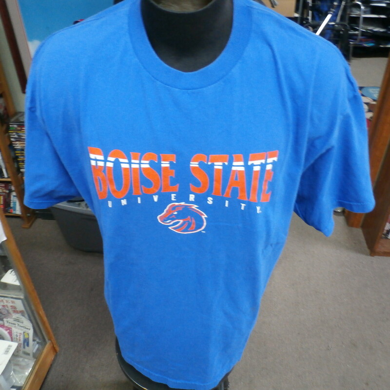 Boise State Broncos blue CI Sport T-shirt size 2XL 100% cotton #27421
Rating: (see below) 3- Good Condition
Team: Boise State Broncos
Player: n/a
Brand: CI Sport
Size: Men's XXLarge- (Measured Flat: Across chest 25\"; Length 31\")
Measured Flat: underarm to underarm; top of shoulder to bottom hem
Color: blue
Style: short sleeve; screen printed
Material: 100% cotton
Condition: 3- Good Condition: some fading and fuzz from washing and use (see photos)
Item #: 27421
Shipping: FREE