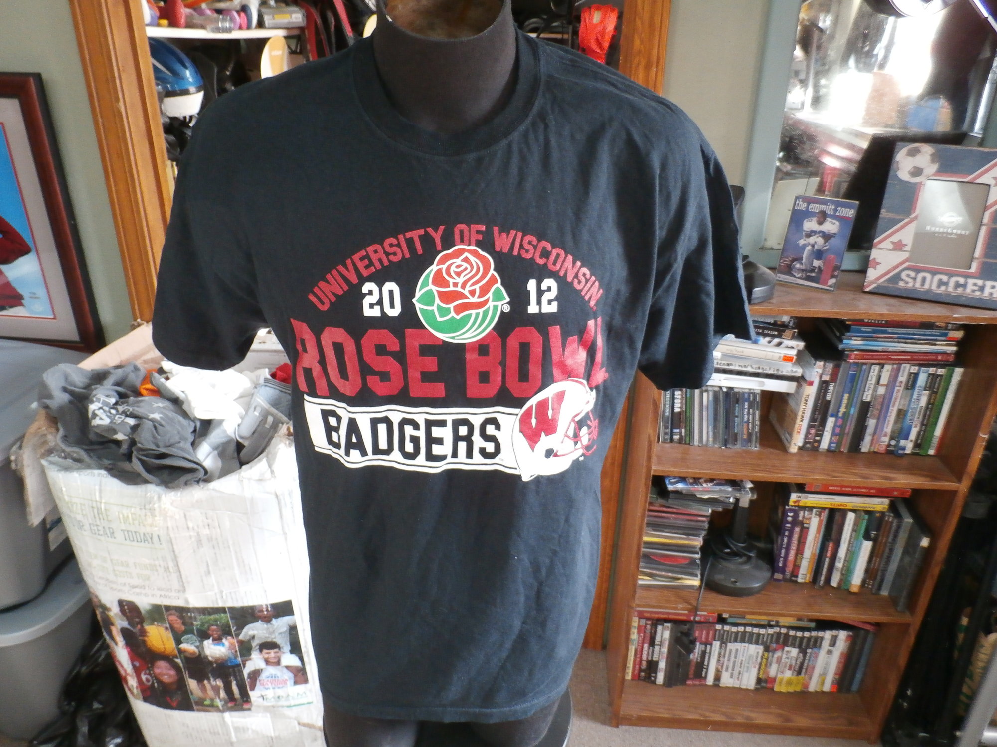 Wisconsin Badgers 2012 Rose Bowl black Gildan shirt size Large with tags #27429
Rating: (see below) 1- Excellent Condition
Team: Wisconsin Badgers
Player: n/a
Brand: Gildan
Size: Men's Large- (Measured Flat: Across chest 22\"; Length 29\")
Measured Flat: underarm to underarm; top of shoulder to bottom hem
Color: black
Style: short sleeve; screen printed
Material: 100% cotton
Condition: 1- Excellent Condition: Like new; tags still attached (see photos)
Item #: 27429
Shipping: FREE