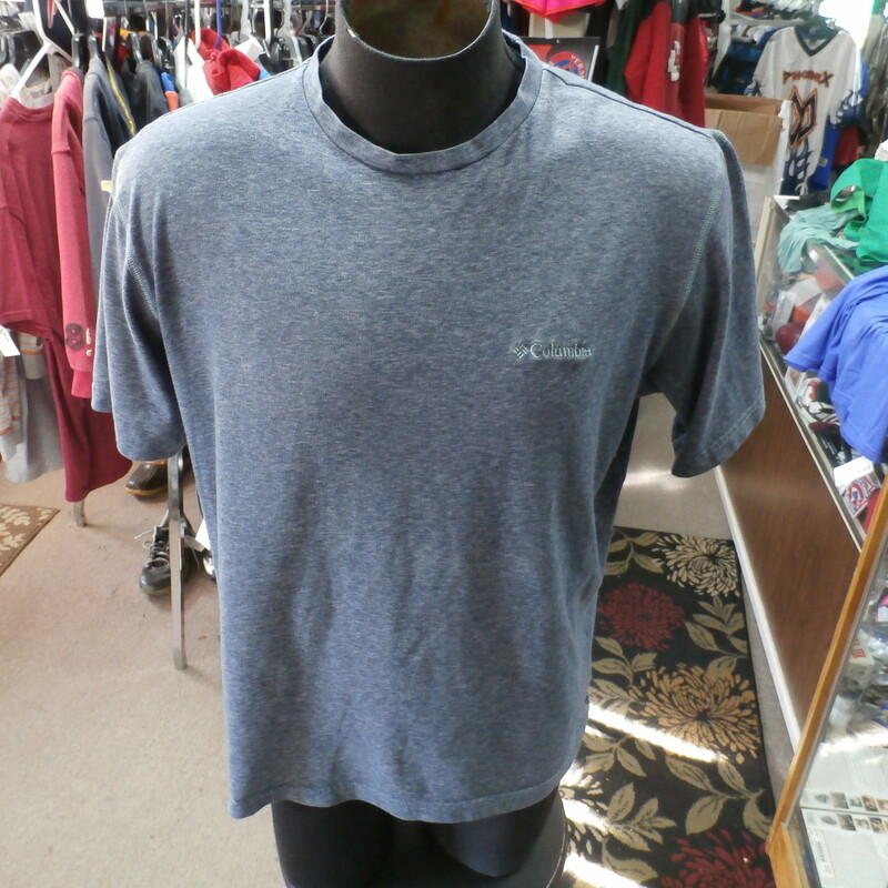 Columbia Omni-Wick gray men's athletic shirt size large polyester blend #27474
Rating: (see below) 3- Good Condition
Team: n/a
Player: n/a
Brand: Columbia
Size: Men's Large- (Measured Flat: chest 24\", length 26\")
Color: grey
Style: short sleeves; embroidered
Material: 67% polyester 33% cotton
Condition: 3- Good Condition: minor wear; small ink stain beneath Columbia logo on chest (see photos)
Item #: 27474
Shipping: FREE