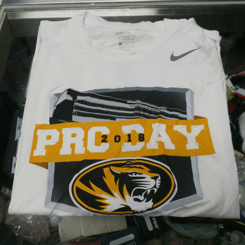 Missouri Tigers PRO DAY Nike sleeveless fitted shirt white SZ XL Sherrils #27850
Rating: (see below) 1- Excellent Condition
Team: Missouri Tigers
Player: Anthony Sherrils
Brand: Nike
Size: Men's XL- (Measured Flat: Across chest 21\"; Length 28\")
Measured Flat: underarm to underarm; top of shoulder to bottom hem
Color: White
Style: sleeveless; crew neck; screen pressed; fitted
Material: 92% polyester 8% spandex
Condition: 1- Excellent Condition - original tags are attached and its like new; players name is on front and back;
Item #: 27850
Shipping: FREE