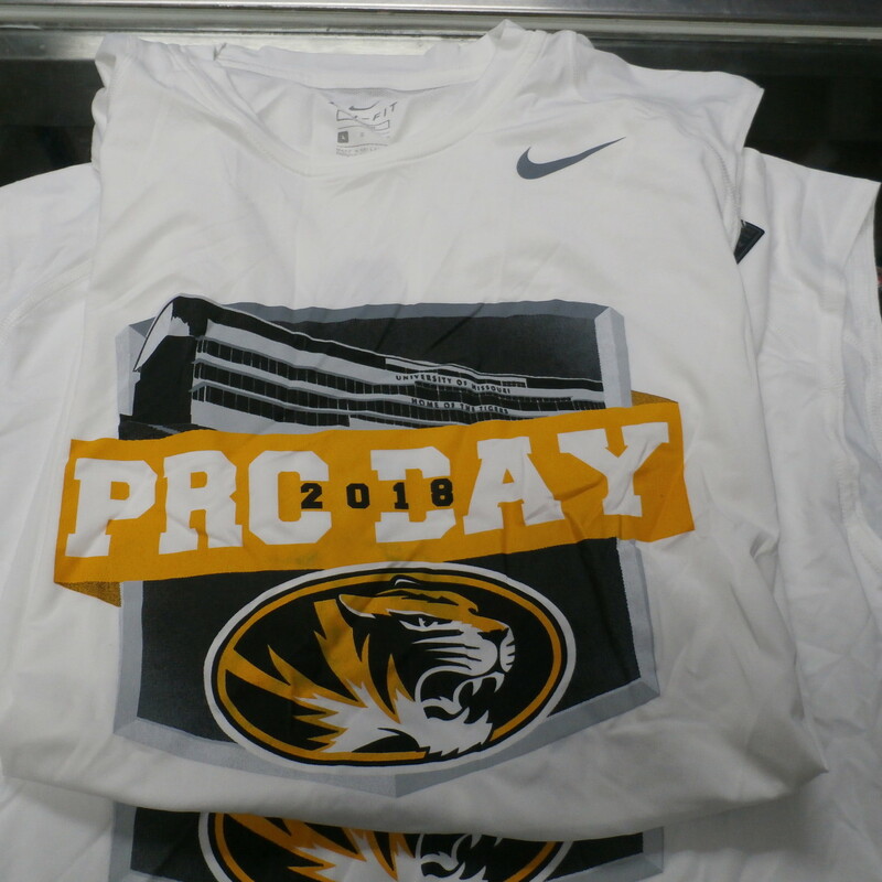 Missouri Tigers PRO DAY Nike sleeveless fitted shirt white sz L Rivers #27851
Rating: (see below) 1- Excellent Condition
Team: Missouri Tigers
Player: Cameren Rivers
Brand: Nike
Size: Men's Large- (Measured Flat: Across chest 20\"; Length 28\")
Measured Flat: underarm to underarm; top of shoulder to bottom hem
Color: White
Style: sleeveless; crew neck; screen pressed; fitted
Material: 92% polyester 8% spandex
Condition: 1- Excellent Condition - original tags are attached and its like new; players name is on front and back;
Item #: 27851
Shipping: FREE