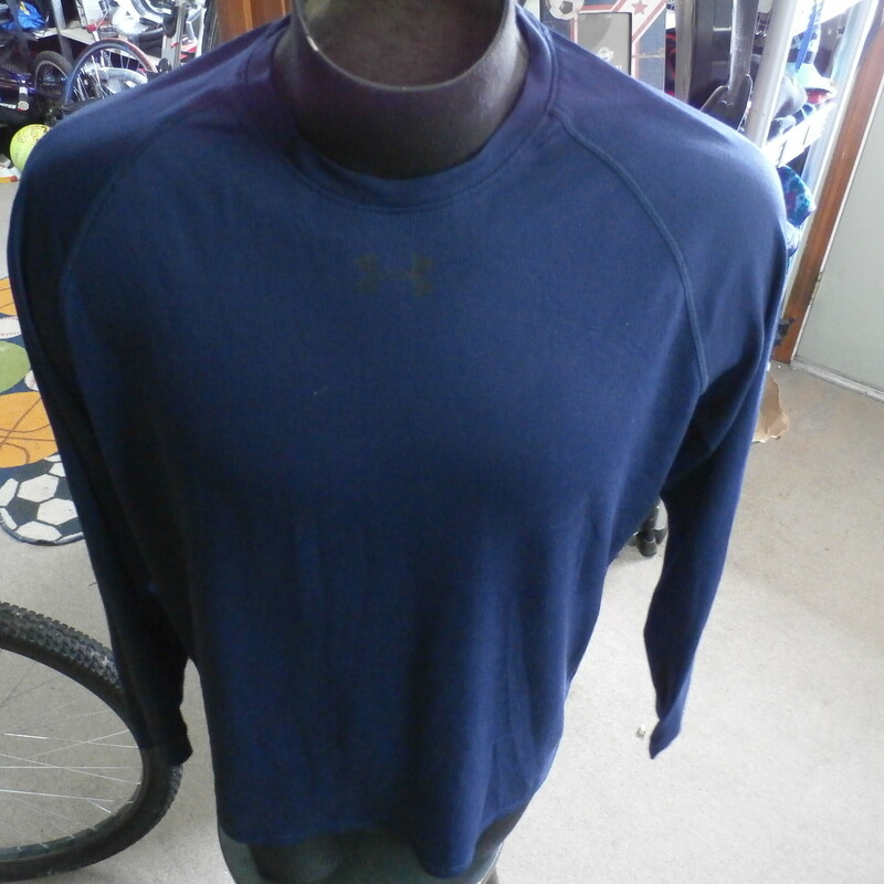 Under Armour long sleeve shirt blue size tag missing 100% polyester #28458
Rating: (see below) 3- Good Condition
Team: n/a
Player: n/a
Brand: Under Armour
Size: Tag Missing- (Measured Flat: Across chest 23\"; Length 26\")
Measured Flat: underarm to underarm; top of shoulder to bottom hem
Color: blue
Style: long sleeve; screen printed
Material: 100% polyester
Condition: 3- Good Condition: minor wear; screen printing is faded and cracked and the front logo is gone (see photos)
Item #: 28458
Shipping: FREE