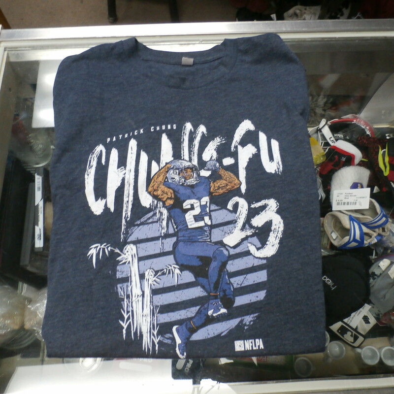 Next Level Men's Patrick Chung T shirt blue size missing NFLPA #28956
Rating: (see below) 3- Good Condition
Team: NFLPA
Player: Patrick Chung
Brand: Next Level
Size: Men's Missing tags (Measured Flat: across chest 19\", length 25\")
Measured flat: armpit to armpit and top of shoulder to the bottom hem
Color: blue
Style: screen pressed; \"Chung-Fu\"; crew neck
Material: missing the tags
Condition: 3- Good Condition - wrinkled; faded and discolored; pilling and fuzz; light staining or dirtiness along the neck area interior and exterior
Item #: 28956
Shipping: FREE
